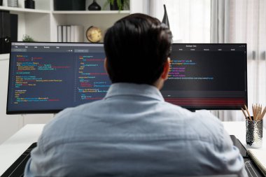 Modern ofisteki web sitesinde son güncelleme sürümü için iki pc ekranda akıllı bilişim geliştirici yazılım geliştirme kodlaması üzerinde yoğunlaşmak, virüs yazılım uygulama programı yaratmak. Tahmin et..