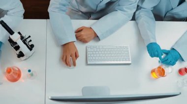 Bilimsel uzmanlığa, laboratuvar ekipmanlarına ve yenilikçi tıbbi biyoteknoloji yazılımına sahip laboratuvar sağlık araştırma ekibi yeni ilaçlar araştırıyor, tedavi geliştiriyor. Ağır çekim. Katı.