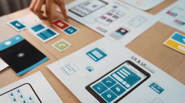 Mobil uygulama ya da web sitesi için kullanıcı arayüzü prototipi planlayan şirket çalışanlarının panorama videosu. UX UI tasarım beyin fırtınası kullanıcı dostu arayüz planı tasarlıyor. Sinerjik