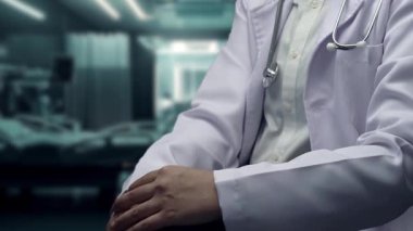 Akıllı doktorların oturduğu ve insan anatomisini gösteren hologramlarını yakından çek. HUD gösterge panelini elinde tutan bir tıp çalışanı ve tıbbi veri analizi kullanarak semptomları inceliyor. İyileştirici.