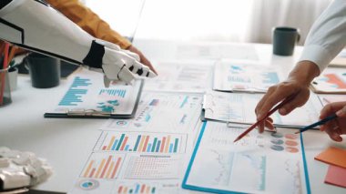 İş adamları yapay zeka destekli asistanları gerçek zamanlı piyasa analizi ve stratejik karar verme mekanizması için kullanıyor. Noogenesis Yapay Zeka