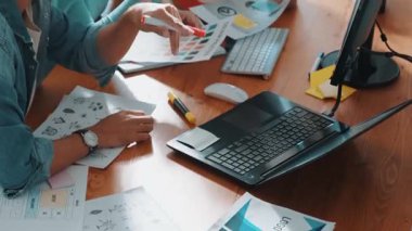 Ekip toplantısına katılıp fikir hakkında konuşurken proje yöneticisinin yazma fikrinin en üst görüntüsü. Renk paletine bakarken ve kağıda fikir yazarken profesyonel tasarımcı logosu. Sempozyum.