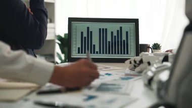 Yapay zeka araçlarının karar verme mekanizmasını geliştirmede ve kurumsal operasyonları optimize etmede iş profesyonellerini desteklediği gelecekteki bir ofis. Noogenesis Yapay Zeka