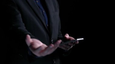 İş adamı, QC ve QA standartlarının karşılandığından emin olmak için katı kalite güvencesi protokolleri uyguluyor. Kalite güvencesi ile sertifikalı ürün mükemmelliğine ulaşmak. Kullanıcı Kimliği