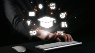 Bu görüntü, eğitim teknolojisinin öğrenmeyi, büyümeyi ve yeniliği sembolize eden çeşitli simgelerle dinamik bir temsilini yakalar ve uygulamalı bir yaklaşımı vurgular. Dörtgen