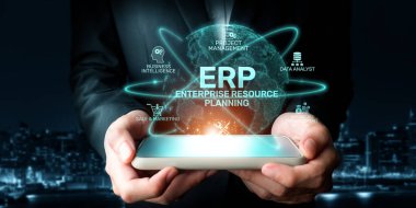 Bir iş adamı, küresel ağ grafiklerini gösteren, kurumsal kaynak planlaması, veri analizi ve pazarlama stratejilerini sembolize eden bir dijital cihaz bulundurmaktadır. XDMCP