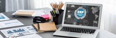 Fintech BI 'ın iş pazarlama teknolojisi ve kurumsal toplantı odasındaki strateji için hazırladığı finansal belgelerle birlikte bilgisayar ekranında veri analizi ekranı. İçgörü