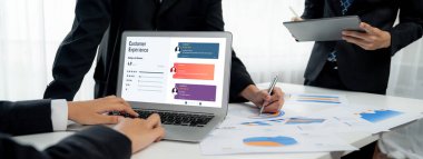 Şirket işleri için canlı bilgisayar yazılımının müşteri deneyimi ve gözden geçirme analizi