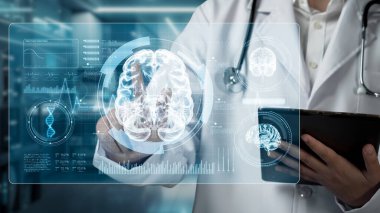 Akıllı doktorun tablet tutmasına ve laboratuvarda bulanık bir geçmişi olan beyin hologramını tutmasına yakın çekim. Sağlık çalışanı beyin ameliyatına hazırlanıyor. Nörolojik bilim tasarımı. İyileştirici.