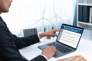 Kullanıcıların çevrimiçi hizmet dönemine anlaşma yapmaları için web sitesini aygıt ekranında kullanmada canlı kurallar ve yönetmelikleri gösteren çevrimiçi hizmet koşulları