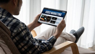 Bilgisayar ekranında video pazarlama konsepti. Sosyal Medya ve İnternet Ağ Teknolojisi Konseptinde Video Pazarlama Reklam Şirketi