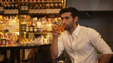 Beyaz gömlekli, kokteyl içen zeki bir adam. Eski moda bekleme arkadaşları ya da akıllı telefondan sohbet eden bir çift. Cuma gecesi, gece kulübünde canlı bir parti içeceği. Vinosity.