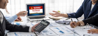 İş zekası ve veri analizi kavramı. Analizci ekibi laptop ekranında finansal veri analizi üzerinde çalışıyor. Etkili iş stratejik planlama için pazarlama göstergesi olarak. İçgörü