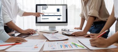 Muhasebe uygulamasından gelen fatura bilgisayar ekranında. Şirket işlerinin finans ve bütçesi için bilgisayar programı. canlı.