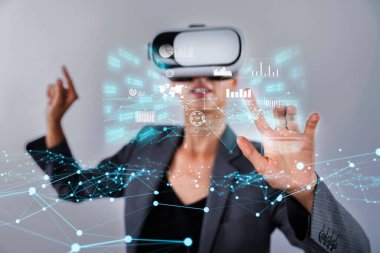 İş adamı, tahmin edilen büyük veri modellerinden gerçek zamanlı analizlere uzanan eğilimleri ve görüşleri ortaya çıkarmak için veri analizlerini derinlemesine inceleyerek, veri güdümlü kararların analitik endüstrileri nasıl ileri götürdüğünü öğrenir Faas