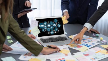 Analizci ekibi yaratıcı ve analitik beyin fırtınası fikri için bilgisayar ekranında BI veri paneli olan yapışkan bir not kullanıyor. Pazarlama stratejisi için finansal veri görselleştirme teknolojisini analiz et. Dahi.