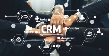 Çeşitli eller, çeşitli CRM hizmetlerini tasvir eden, strateji ve desteği geliştiren dijital simgelerle resmedilmiş müşteri ilişkileri yönetiminde takım çalışmasını belirtmek için birleşir. Dostluk