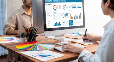 Bilgisayar ekranında web sitesi trafik analizi verileri için bilgisayar yazılımı. Çevrimiçi iş canlılığı için SEO arama motoru optimizasyonu ve müşteri hedefleme kavramı