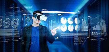 Finansal verileri analiz ederken veri merkezinde duran kulaklıklı bir iş adamı. Yönetici, pazarlama istatistiksel hologramını işaret ediyor ve karar verirken artırılmış gerçeklik gözlükleri kullanıyor. Yaratıcılık.