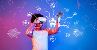 Genç bir insan sanal bir alışveriş ortamında, çevrimiçi perakende satış stratejilerinin ve yenilikçi pazarlama stratejilerinin geleceğini gözler önüne seren büyüleyici bir teknolojiye sahip. XDMCP