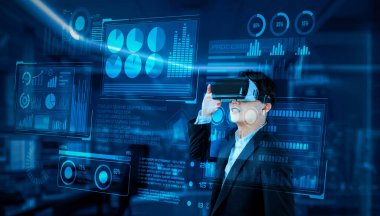 VR gözlüklü proje yöneticisi mali tabloya bakıyor ve ofiste mavi ışık parlıyor. Yetenekli iş adamı artırılmış gerçeklikten elde edilen verileri kullanarak pazarlama stratejisini kontrol edip planlıyor. Yaratıcılık.