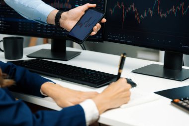 İşadamı olarak kalemle işaretlenmiş, kadın yatırımcının internet sitesi program uygulamasının akıllı telefonuyla kontrol ediliyor. İç işlerindeki dinamik borsa ile kontrol ediliyor. İnfobahn.