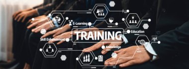 Bilgi ve beceri geliştirme fırsatlarını temsil eden dijital öğrenme ikonlarının yer aldığı dinamik bir eğitim programına katılan bir grup iş adamı. Dostluk