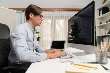 BT geliştiricisi, güncellenmiş sürüm uygulaması projesinde genel sistem oluşturmak için pc ve laptop ekran üzerinde yeni bir kod programı oluşturmak üzere çevrimiçi yazılım geliştirme bilgisi üzerinde çalışıyor. Bireysel.