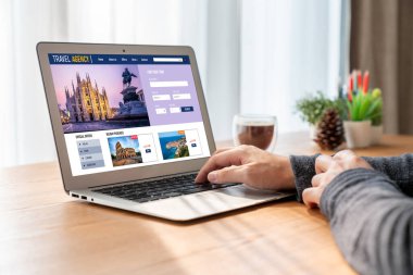 Model arama ve seyahat planlama için internet sitesi uçuş, otel ve tur rezervasyonları için anlaşma ve paket sunuyor