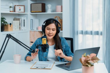 Kot pantolon giyen, yaratıcı yayın yapan genç Asyalı sunucu stüdyo dinleyicisiyle günlük hayatta pazarlamayı ya da danışmanı tanıtmayı online olarak anlatıyor. Taktik.