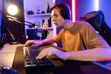 Kazanmak için çevrimiçi oyun oynayan akıllı flama makinesinin sunucu kanalı, neon ışıklı odada seçilen takım yarışması için izleyicilerle birlikte canlı yayında canlı yayında kulaklık takıyor. Bireysel.