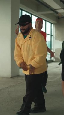 Çok kültürlü dansçılar sokak dansı yapıyor ve hip-hop müziğine geçiyorlar. Profesyonel hipster grubu gökyüzü kavgacı görünümlü bir binada serbest stil müzik eşliğinde dans ediyor. Açık hava sporu 2024 hiphop..