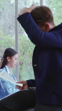 Mutlu iş kadını ve iş adamı modern ofiste sohbet ediyorlar. İş dünyası ve toplum konsepti.