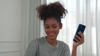 İnternet pazarından alışveriş yapan kadın modern yaşam tarzı için satış malzemeleri arıyor ve önemli siber güvenlik yazılımları tarafından korunan cüzdandan çevrimiçi ödeme için kredi kartı kullanıyor