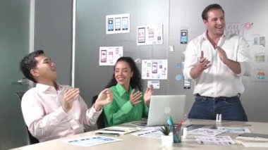 Profesyonel iş adamlarından oluşan bir grup sunumda el çırpıyor. Profesyonel Kafkas lideri, yaratıcı iş adamlarının elini çırpıyor. Başarılı bir takım. Yönlendirici.