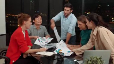 Profesyonel mutlu iş adamları başarıyı kutlamak için el çırparken evrak işlerini havaya fırlatırlar. Bir grup gülümseyen proje yöneticisi ellerini modern ofiste havaya kaldırdı. İzleme