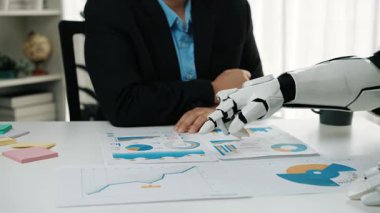 AI tarafından oluşturulan içgörüler, hassas pazarlama planları oluşturma, takım işbirliğini geliştirme ve stratejik karar verme mekanizmasında iş profesyonellerini destekler. Noogenesis Yapay Zeka