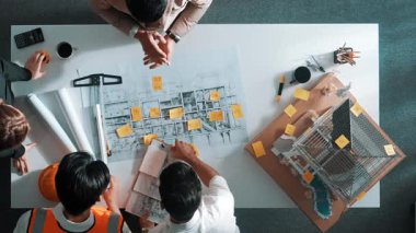 Becerikli mühendis takımının en düşük görünümü planla ev planı arasında karşılaştırılır. Mimar ya da tasarımcı grubunun hava görüşü ve planlar hakkında fikir alışverişinde bulunması. Hizalama.