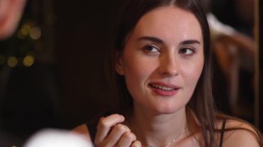 Odaklanmış güzel, çekici bir kadının portresi yatay manzaralı arkadaşlarla sohbet ediyor. Gece kulübünde sosyetik atmosferde doğal yüz güzelliği yakalamak. Vinosity.