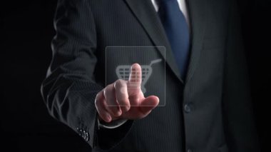 İş adamı çok kanallı stratejileri entegre ediyor, çevrimiçi alışveriş ve pazarlama erişimini artırıyor. Birbirine bağlı marka deneyimleri yaratmak için çok kanallı pazarlamanın gücünü keşfedin. Kullanıcı Kimliği