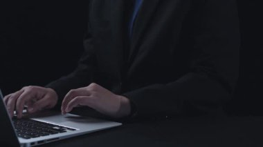 İş adamı iş büyümesi için ölçümleri değerlendirir, genişleme hedefleri koyar. İnovasyon ve strateji 2025 yoluyla sürekli iş büyümesini teşvik etme hakkında görüşler. Kullanıcı Kimliği