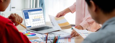 Kişisel organizatör ve çevrimiçi iş canlıları için program planlaması için bilgisayar yazılım uygulaması takvimi