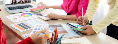 İş adamları, Corprate Business Office çalışanlarının canlı sanal grup toplantısı için video konferansında.