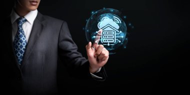 Bir iş adamı, modern ev hesaplama çözümleri ve dijital hizmetlerin entegrasyonunu sembolize eden sanal bulut teknolojisi arayüzü ile ilgileniyor. XDMCP