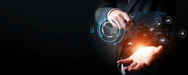 İş adamı, tahmin edilen büyük veri modellerinden gerçek zamanlı analizlere uzanan eğilimleri ve görüşleri ortaya çıkarmak için veri analizlerini derinlemesine inceleyerek, veri güdümlü kararların analitik endüstrileri nasıl ileri götürdüğünü öğrenir Faas