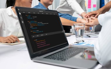 Uygulama ve program kodlaması için bilgisayar ekranında yazılım geliştirme programlama