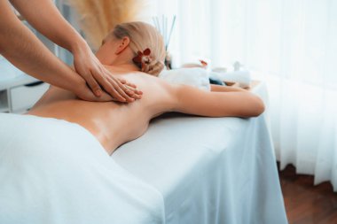 Kafkasyalı kadın müşteri stres önleyici spa masajının keyfini çıkarıyor ve lüks otel ya da oteldeki gündüz açık ortam güzellik salonunda güzellik teniyle eğleniyor. Sessiz.