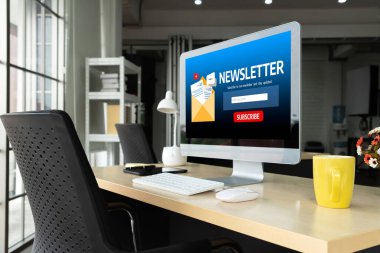 Müşterilerin abone olmak için bilgisayardaki haber belirleme sayfası Sugly Newsletter güncelleme bilgilerini aboneye aktarması