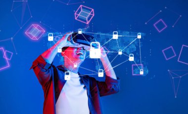 Genç bir adam dijital dünyada teknoloji ve güvenliğin kesişmesini sembolize eden dijital güvenlik simgeleriyle sanal gerçeklik deneyiminin tadını çıkarıyor. XDMCP