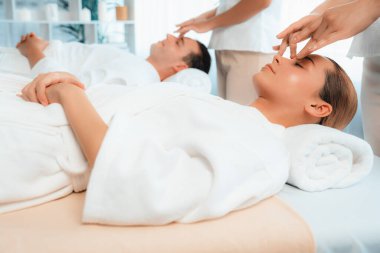 Kafkasyalı çift stres önleyici kafa masajının keyfini çıkarıyor ve lüks otellerde ya da otel spa salonlarında gündüz kaplıcalarında yüz güzelliği eğlencelerini şımartıyor. Sessiz.